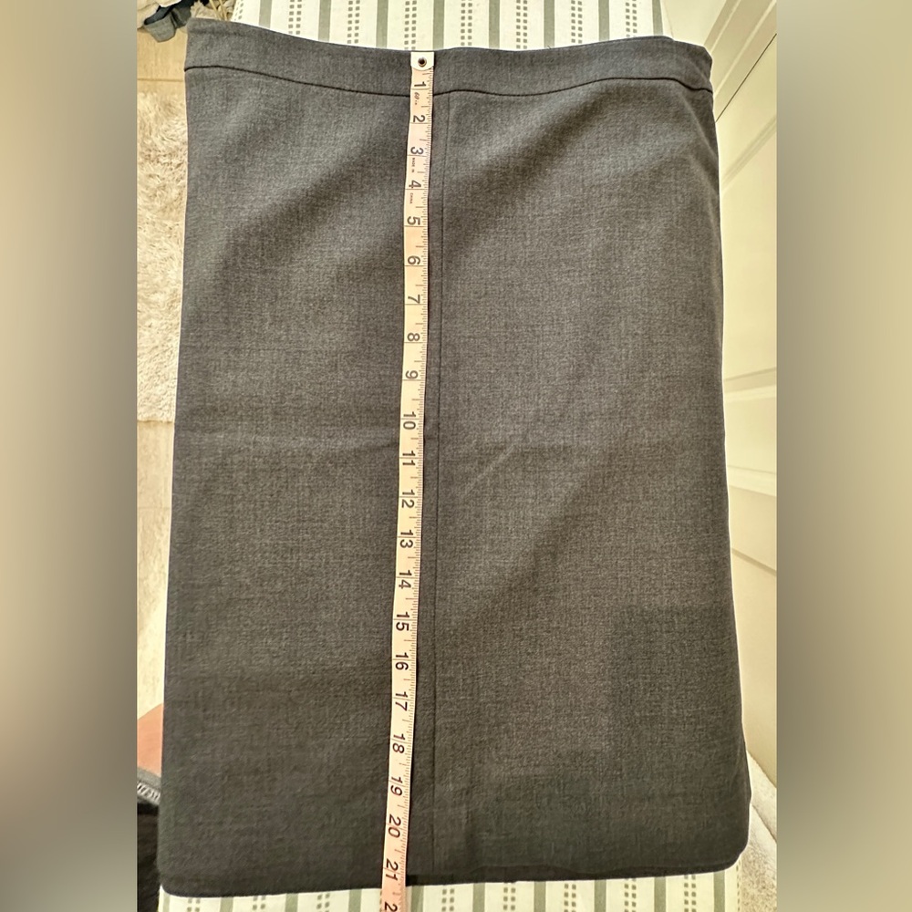 Theory brand. The most fabulous, flattering and versatile pencil skirt. Size 6. - Picture 7 of 8